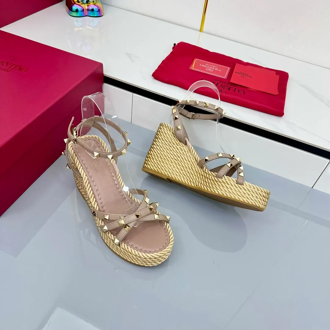 👟👟Ex-factory price 580👟👟 Valentino's new high-version riveted hemp rope woven wedge sandals. Simple and super versatile. Perfect and luxurious on the feet, they can be matched with any spring and summer clothes. The feet feel even more comfortable! The material is a perfect replica of the original version. The original buckle is disassembled and molded. Cowhide surface. Cowhide lining. Electroplated rivet buckle. Original non-slip rubber outsole. Three colors available! The gold heel is about 10cm high. The forefoot platform is about 4cm. It comes with original packaging from the counter! SIZE: 35--40 (41 can be customized)